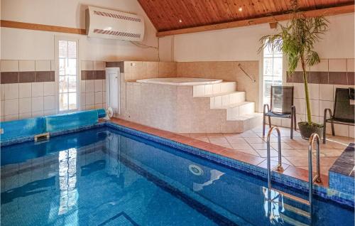 Svømmebasseng, Stunning Home In Kpingsvik With 5 Bedrooms, Sauna And Outdoor Swimming Pool in Köpingsvik