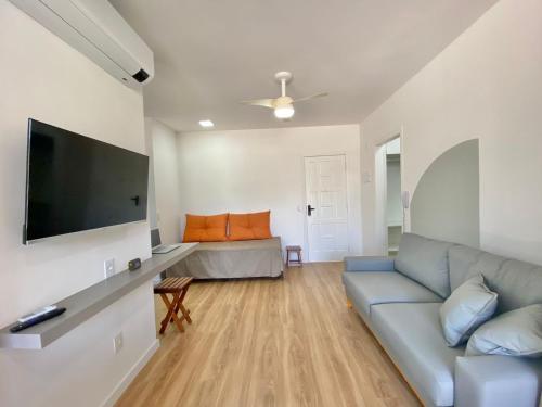 FLAT COM VARANDA E SERVIÇOS NO RIVIERA GREEN (FLAT COM VARANDA E SERVICOS NO RIVIERA GREEN) in เบอร์ติโอก้า