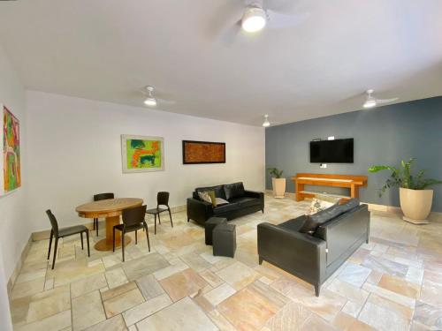 FLAT COM VARANDA E SERVIÇOS NO RIVIERA GREEN (FLAT COM VARANDA E SERVICOS NO RIVIERA GREEN) in เบอร์ติโอก้า