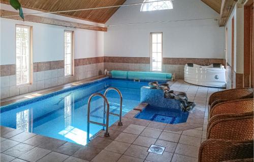 Плувен басейн, Stunning Home In Kpingsvik With 7 Bedrooms, Wifi And Indoor Swimming Pool in Шьопингсвик