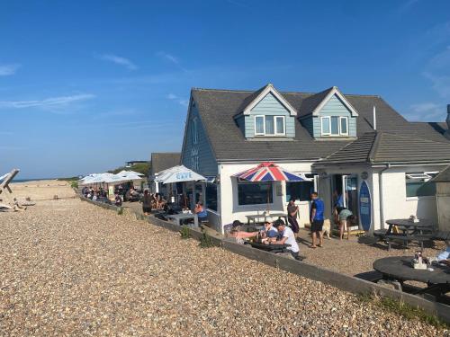 Ocean Cottage, Ferring - seaside cottage moments from the beach and Bluebird cafe