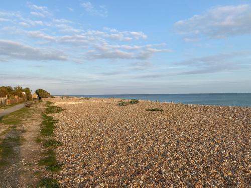 Ocean Cottage, Ferring - seaside cottage moments from the beach and Bluebird cafe