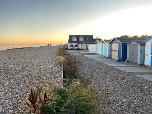 Ocean Cottage, Ferring - seaside cottage moments from the beach and Bluebird cafe