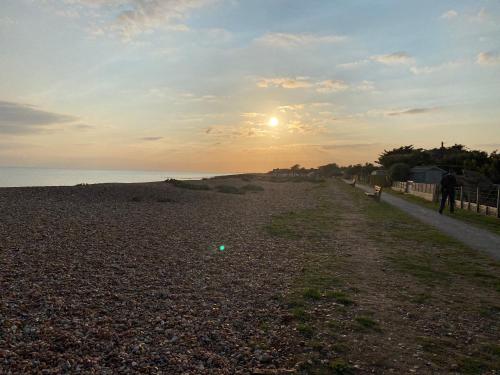 Ocean Cottage, Ferring - seaside cottage moments from the beach and Bluebird cafe