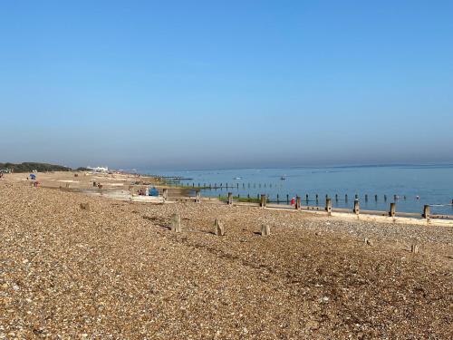 Ocean Cottage, Ferring - seaside cottage moments from the beach and Bluebird cafe