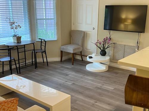 . Comfortable 2bed/1bath unit near Universal Studio and Hollywood sleep 4