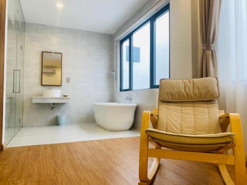 room detail thumbnail 2