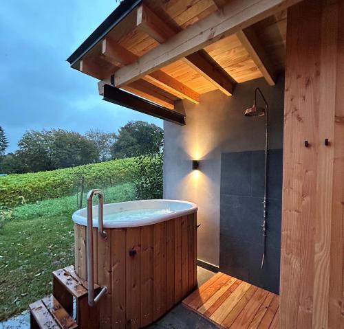 Cabanes avec jacuzzi les pieds dans la vignes hotel Hoegaarden