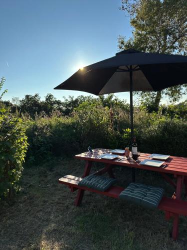 Sommerhus in grüner Natur