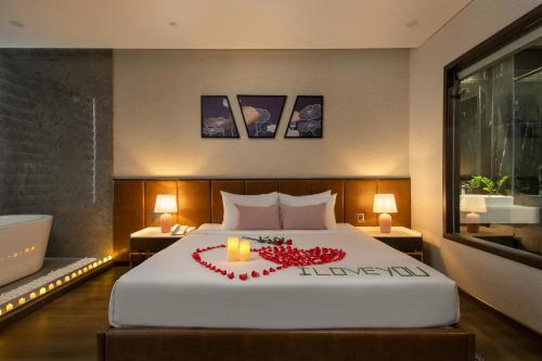 505426724 Golden Lotus Grand Da Nang - Panoramic Rooftop Bar & Daily Afternoon Tea