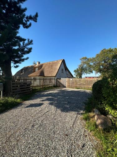 Sommerhus in grüner Natur