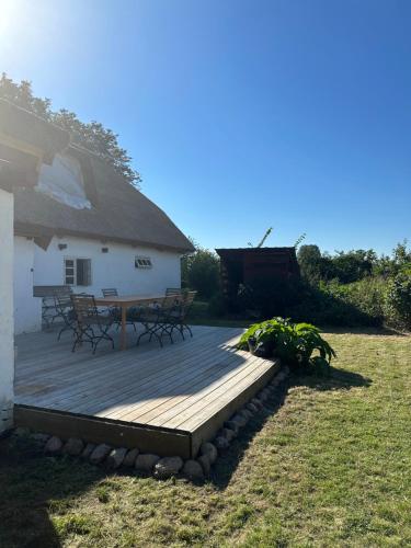 Sommerhus in grüner Natur