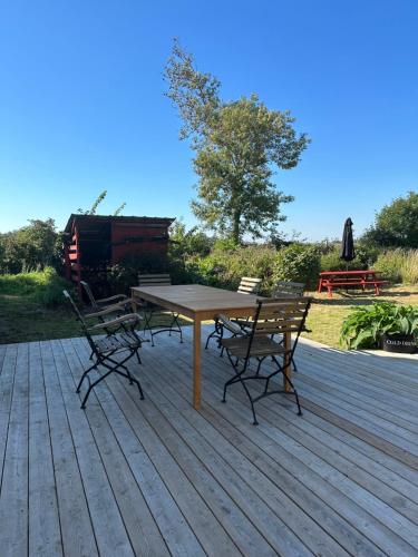 Sommerhus in grüner Natur