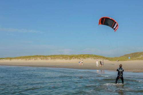 Vakantiebungalow in Riviera Maison stijl nabij zee en strand, bos en duin