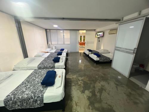 . Apartamento para grupos grandes dentro de centro comercial con frisby