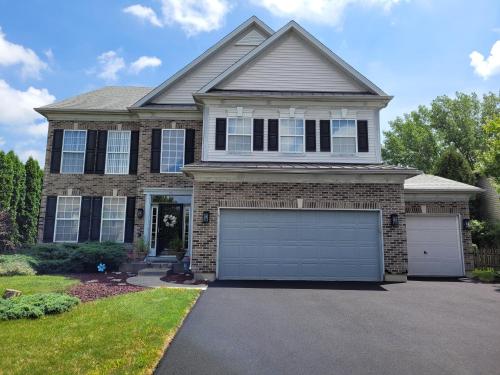 Holidays in Chicago! Large Home - Beats 2 Hotel Rooms! in Algonquin, USA
