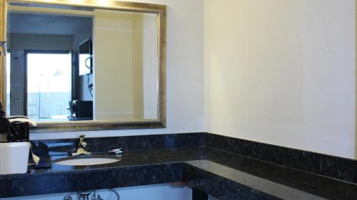 Royal Inn & Suites – Tyler, TX