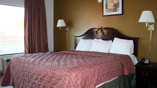 Royal Inn & Suites – Tyler, TX