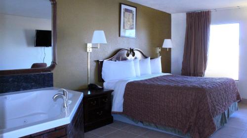 Royal Inn & Suites - image 7