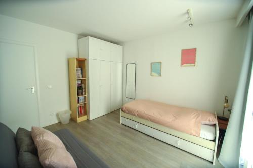 Privé kamer met chill room en gedeelde badkamer - rand Antwerpen - afrit E313 Wommelgem - vlakbij tramhalte lijn 9 en 24, Amberes (foto 2)