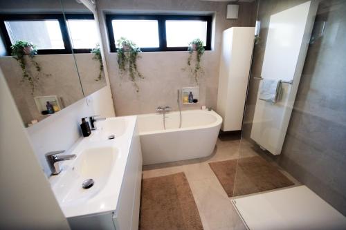 Privé kamer met chill room en gedeelde badkamer - rand Antwerpen - afrit E313 Wommelgem - vlakbij tramhalte lijn 9 en 24, Amberes (foto 10)