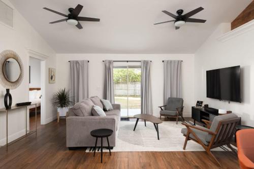 The Recharge - Springs , Tesla & EV Station , Pets in High Springs (FL)