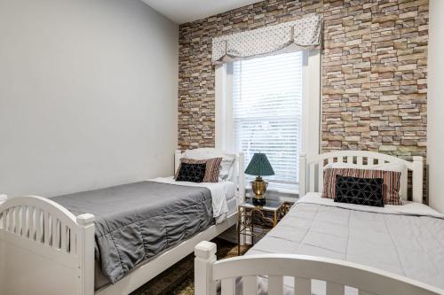 E2 Centrally located in Carytown fully fenced in Richmond, USA