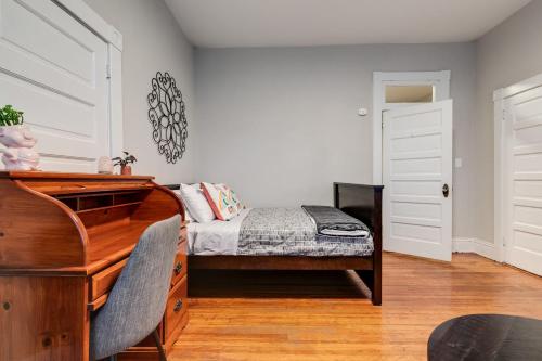 E2 Centrally located in Carytown fully fenced