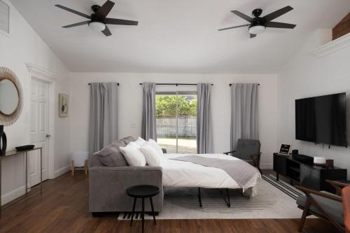 The Recharge - Springs , Tesla & EV Station , Pets in High Springs (FL)