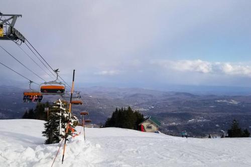 Heart of Ludlow 5 fully stocked and minutes from Okemo Base in Ludlow, USA