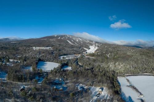 Heart of Ludlow 5 fully stocked and minutes from Okemo Base in Ludlow, USA