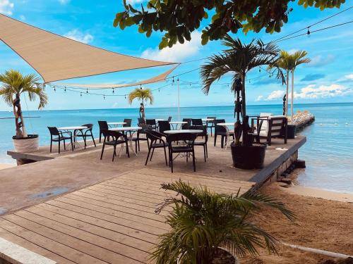 Restaurant, Sand and Tan Beach Hotel in Ocho Rios