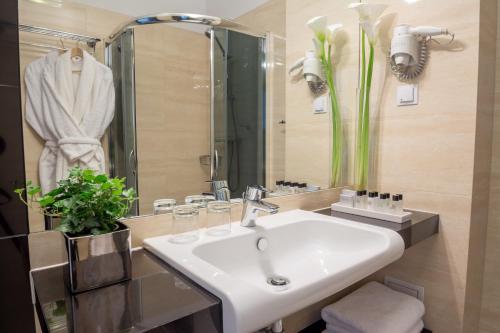 Queen Boutique Hotel - image 8