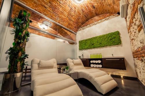 Queen Boutique Hotel - image 9