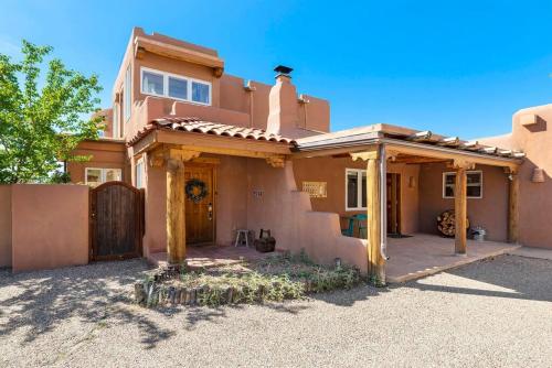 Casa Manna with Mountain and Sunset views in Santa Fe, USA