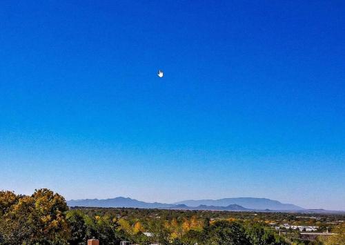 Casa Manna with Mountain and Sunset views in Santa Fe, USA