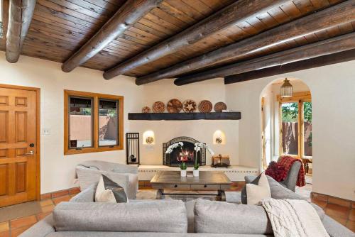 Casa Manna with Mountain and Sunset views in Santa Fe, USA