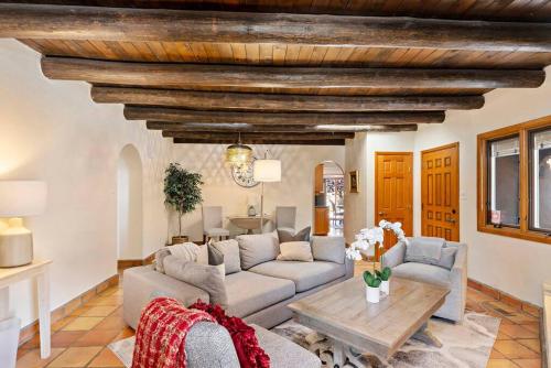 Casa Manna with Mountain and Sunset views in Santa Fe, USA
