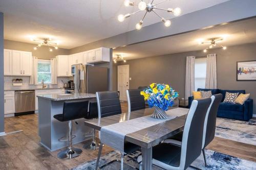 Pet Friendly! Spacious Downtown Durham Haven with 3 KING BEDS! in Durham, USA