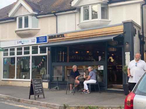 Ocean Cottage, Ferring - seaside cottage moments from the beach and Bluebird cafe