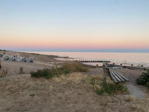 Ocean Cottage, Ferring - seaside cottage moments from the beach and Bluebird cafe