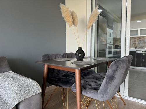 Skyline Retreat Apartment at Sky Towers with Spa and Fitness Access