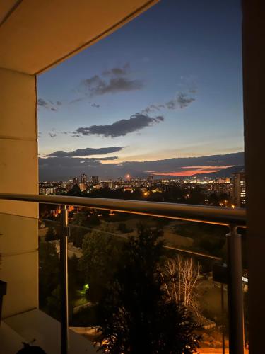 Skyline Retreat Apartment at Sky Towers with Spa and Fitness Access, Skopje