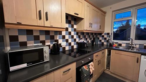 Facilities, Cozy 2 Bedroom Apartment close to Town Centre in Woking