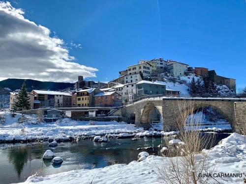Casa Casteller, 4 personas ideal familias con niños a 10 kilometros de Andorra (Casa Casteller, 4 personas ideal familias con ninos a 10 kilometros de Andorra) in Arfa