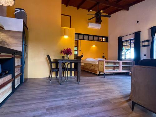 Instalaciones, Jan Kok Lodges in Willibrordus