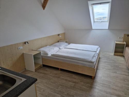 4 twin beds