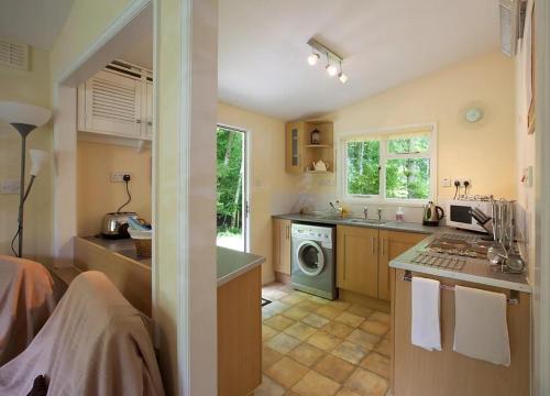 кухня, Satchwell Chalet on Reelig Estate - Dog Friendly in Kiркхілл