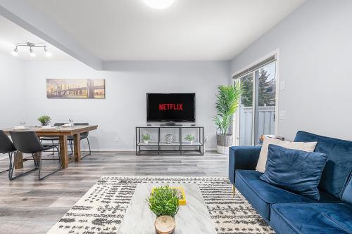 Large Townhome Near Anthony Henday in Ellerslie with Driveway & Visitor Parking, King Bed, 4 Queen Beds, Fully Equipped Kitchen & More!