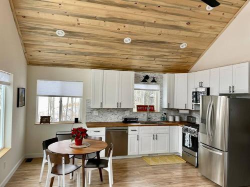 Modern Alma Home, Walk to Main St, Amazing Views, 16 mi to Breck! in Alma, USA